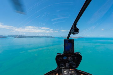 Cockpit eines Helikopters über dem Ozean im Landeanflug © jeho.photography