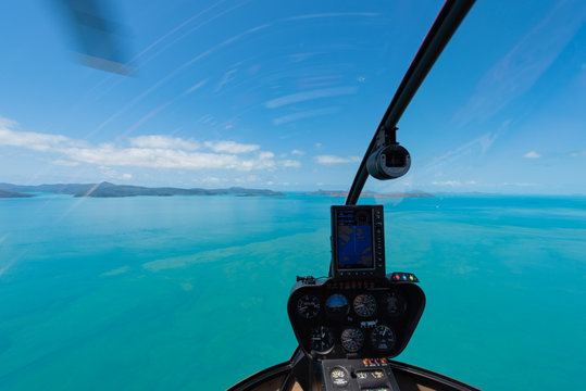 Cockpit eines Helikopters über dem Ozean im Landeanflug
