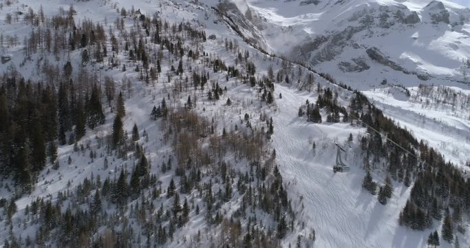 Glacier 3000 cabin ascent winter - Aerial 4K