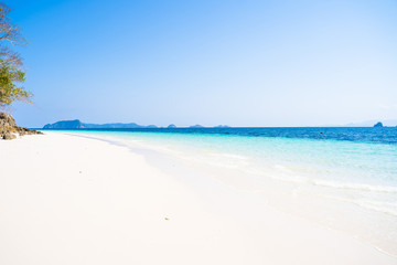 Fototapeta na wymiar beautiful clear water and white sand at Nyuang Oo Phee island