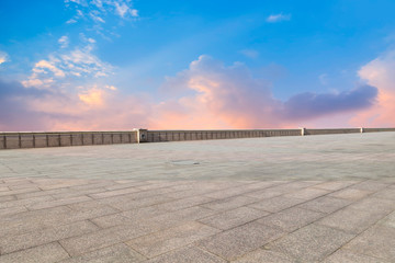 Obraz premium Empty square tiles and beautiful sky scenery