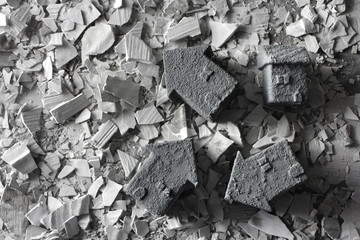 災害で壊れた家屋と瓦礫を見つめる人々