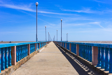 Obraz premium Long pier on the beach