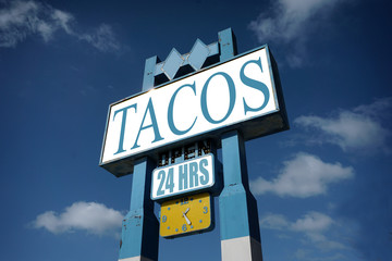 Obraz premium aged and worn tacos sign 