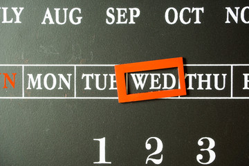 Show Wednesday on blackboard type calendar.  黒板タイプのカレンダーの水曜日をみせる