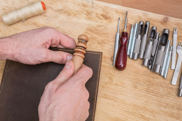 Workshop diy leather purse wallet. Polishing the edge of the wallet