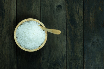 Fototapeta na wymiar salt in a bowl and spoon on wood background