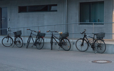 Fototapeta na wymiar Fahrräder an einer Hauswand in der Stadt