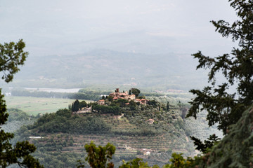 Fototapeta premium Ein kleines verschlafenes Dorf auf einem Hügel im Chiantigebiet