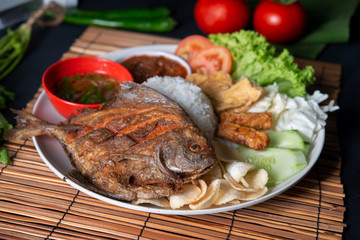 Fried pomfret fish and rice