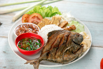 Fried pomfret fish and rice
