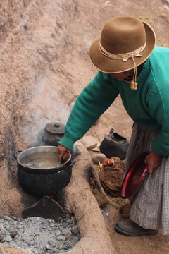 peruanische Frau an Kochstelle