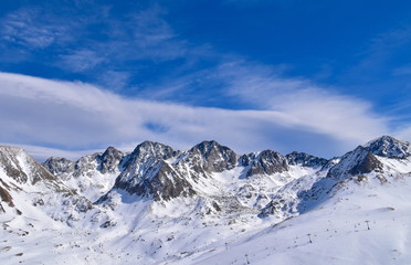 Neige et  ciel bleu en Andorre