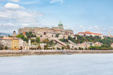 Budapeszt - panorama miasta z widocznym zamkiem i nabrzeżem rzeki Dunaj.