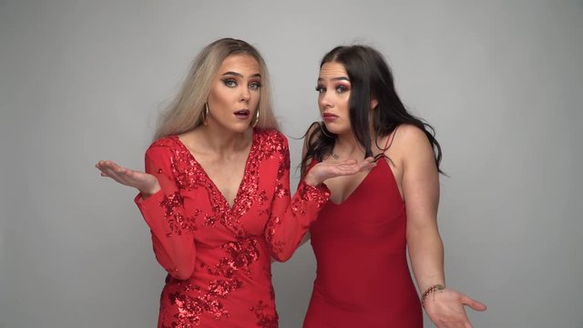 Zwei junge Frauen im roten Kleid Reaktion gleichg&uuml;ltig Version 2