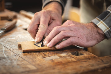 Fototapeta na wymiar Hände eines Handwerkers arbeiten mit einer Klinge