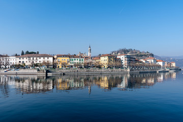 Fototapeta na wymiar La città di Arona vista dal lago Maggiore
