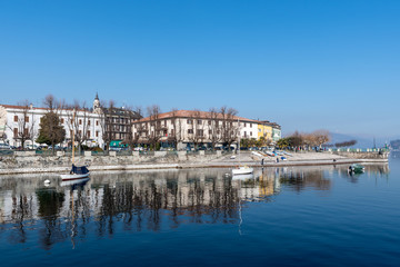 Fototapeta premium Arona vista dal lago Maggiore