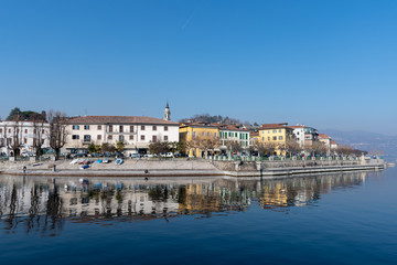 Obraz premium Veduta di Arona dal lago Maggiore