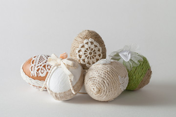 Cinq oeufs décorés