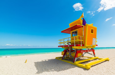 Naklejka premium Kolorowe wieża ratownik pod bezchmurnym niebem w Miami Beach