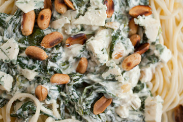 Pasta with spinach and cheese