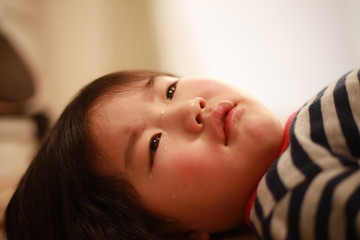 泣く男の子