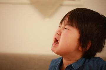 泣く男の子