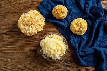 Fresh white fungus and dried white fungus