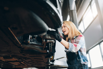 woman is good at repairing the vehicle, close up side view photo