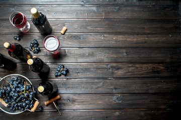 Fototapeta Wine background. Red wine in glasses with grapes. obraz