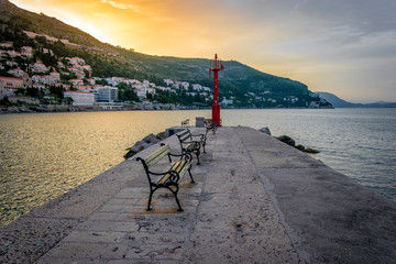 Le ponton du vieux port de Dubrovnik en Croatie
