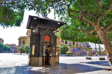 マッシモ劇場前のたばこ店