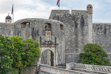 L'entrée de la vieille ville fortifiée de Dubrovnik en Croatie (Dalmatie)