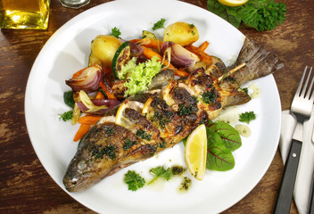 Forelle gebraten - mit Bratkartoffeln und Grillgemüse