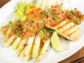 Lachs auf Spargel und Gemüse