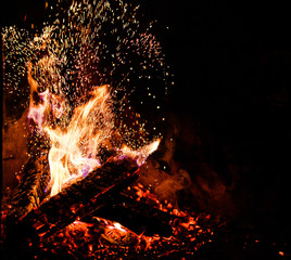 Naklejka premium A glowing fire in fireplace