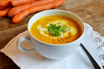Möhrencremesuppe mit Petersilie und Chilifäden