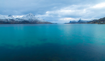 Fjord aux îles Lofoten en Norvège