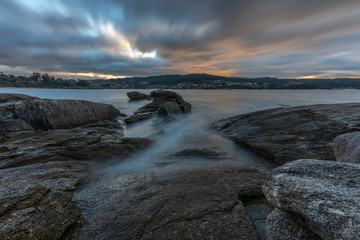 Paisaje de una playa rocosa con el cielo nublado en Cangas, Vigo, Pontevedra, Galicia, España. 