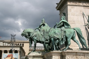 Obraz premium budapest, hungary, square, monument, statue, architecture, column, city, europe, landmark, heroes, history, memorial, famous, sculpture,