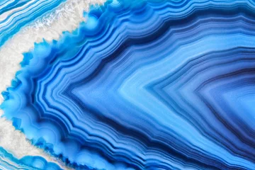 Photo sur Plexiglas Cristaux Incroyable coupe transversale de cristal d& 39 agate bleue isolée sur fond blanc. Surface en cristal d& 39 agate translucide naturelle, structure abstraite bleue tranche pierre minérale gros plan macro