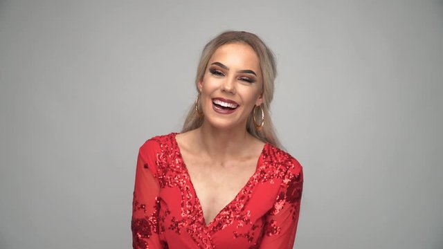 Junge Frau im roten Kleid Reaktion Lachen Version 2