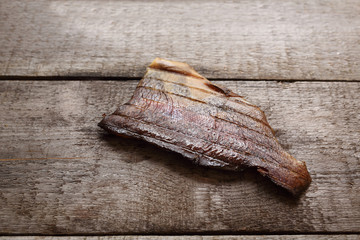 Świeżo wędzone ryby na drewnianym tle. - obrazy, fototapety, plakaty