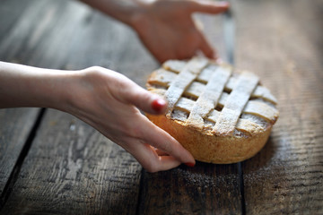 Tradycyjna domowa szarlotka. © foodandcook