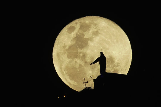 Luna llena saliendo por la monta&ntilde;a