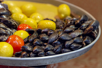 Many mussels with lemon