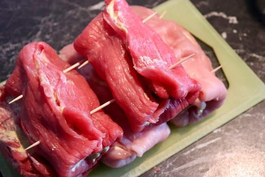 rohe Schweinerouladen und Rinderrouladen