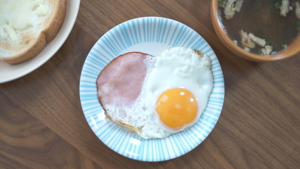 ハート形のハムエッグ