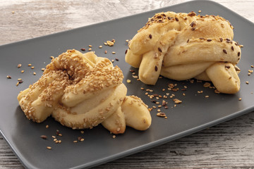 pane italiano con seme vari su vassoio scuro da vicino